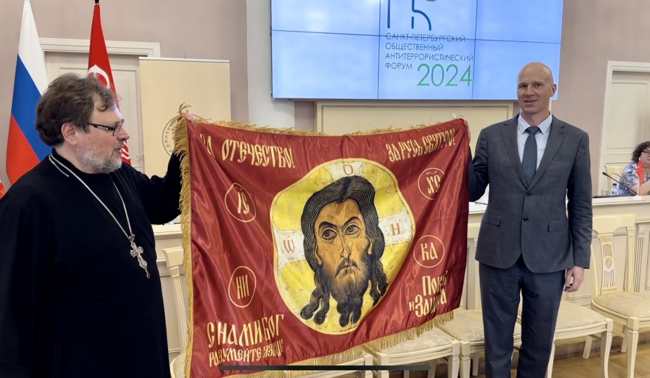 Петербургский симфонический оркестр отметили знаменем