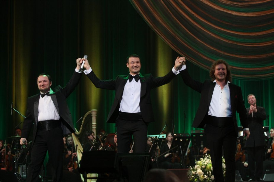 8 марта в окружении мужчин